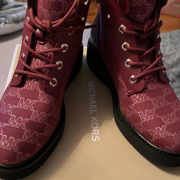 Michael Kors Pomegranate color size 8 US NWT - Picture 7 of 7